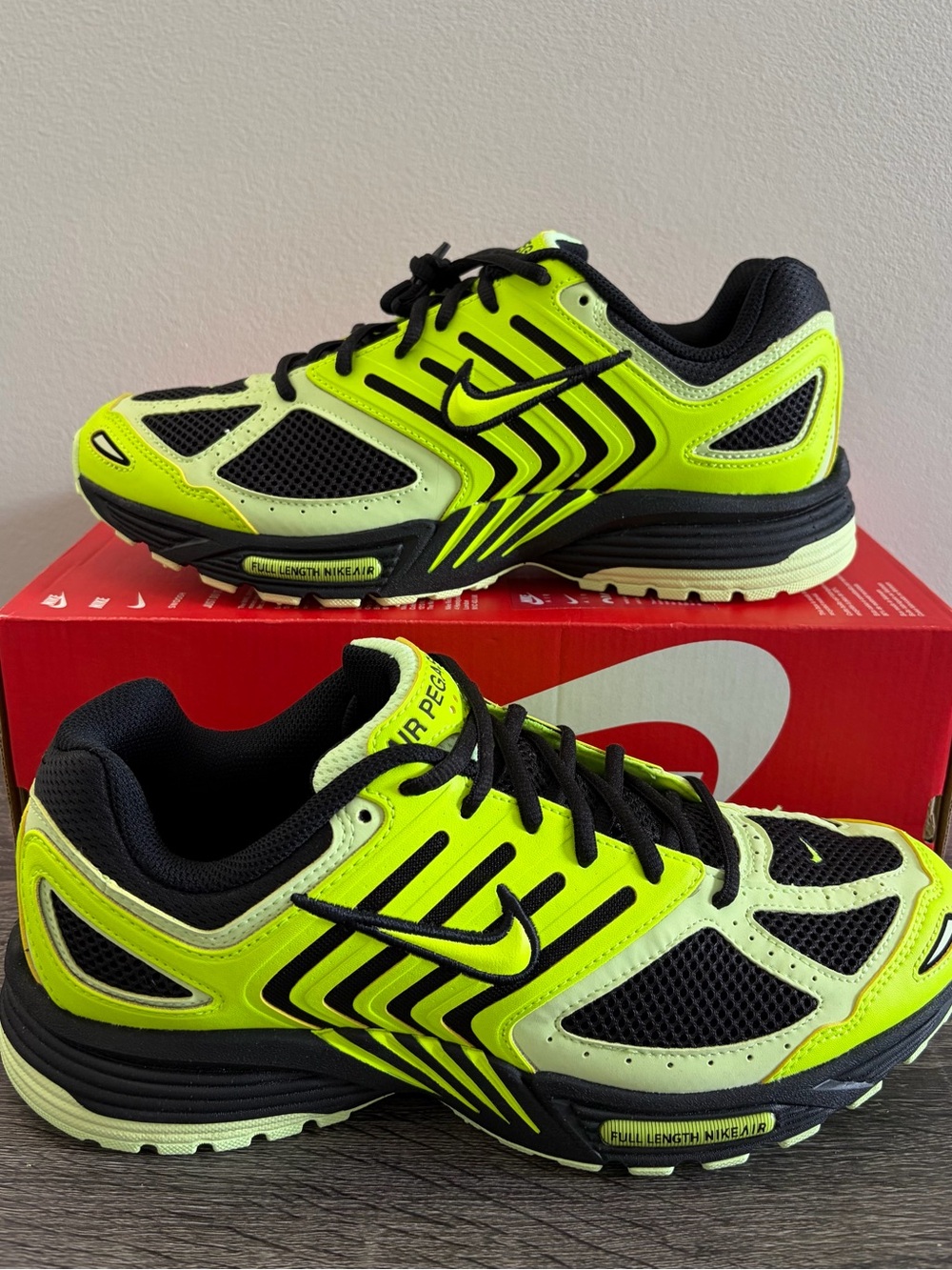 Men's Size 9.5 Nike Air Volt Yellow Black Retro Runner Pegasus 2K5